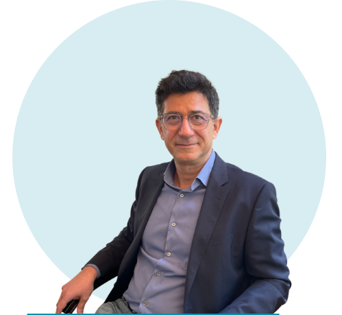 Das Bild zeigt den Unternehmer und Gründer Vahid Djamei.