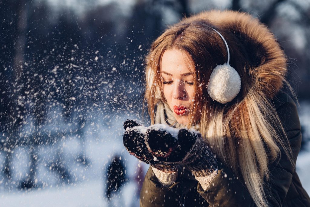 Das Bild zeigt eine junge Frau im Winter.